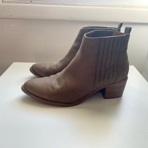 *3 for $8!!* Universal Thread Boots